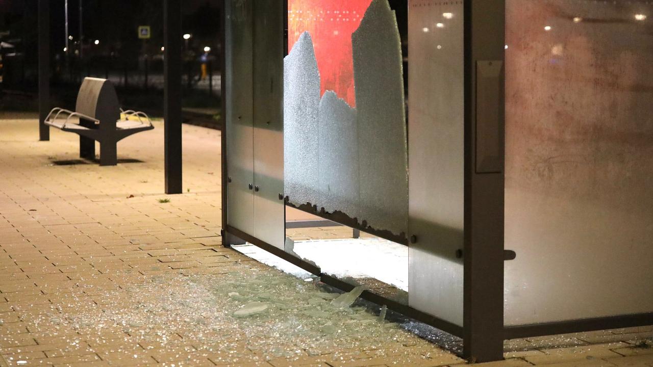 24 aanhoudingen en politie met stoepstenen bekogeld bij feest in Amstelveen