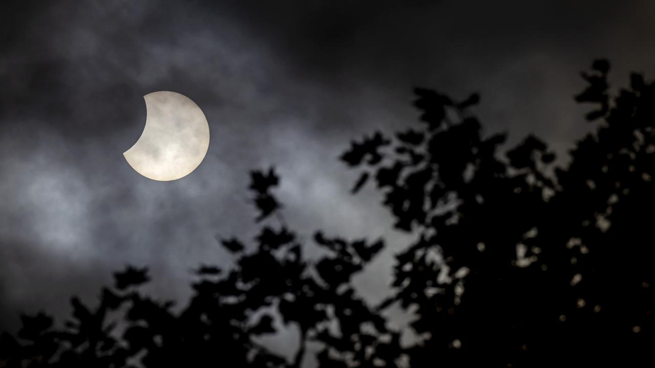 Gedeeltelijke zonsverduistering ondanks bewolking goed te zien