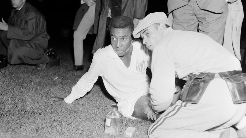 De mooiste foto's uit de indrukwekkende carrière van voetballegende Pelé