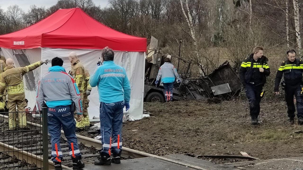 Dode nadat treinwagon in Limburg botst op veegwagen en ontspoort