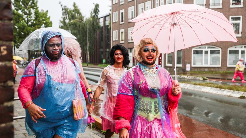 Amsterdamse grachten vieren regenboogkleurig feest tijdens Pride