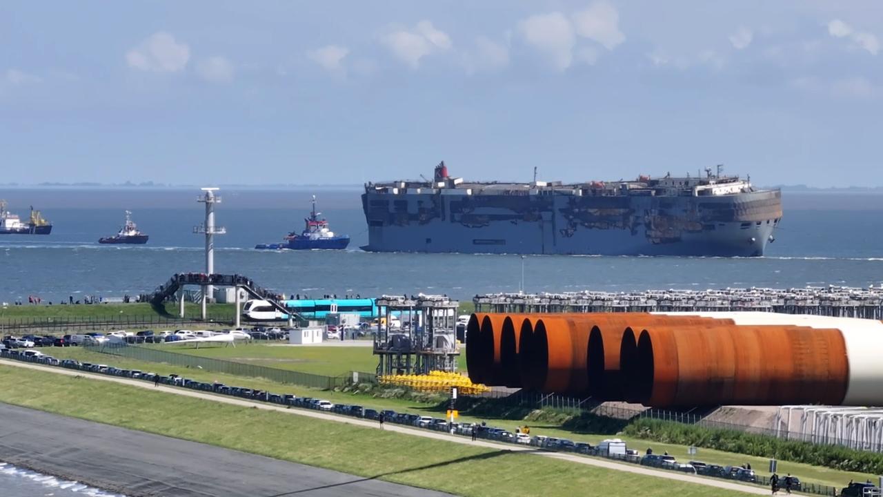 De Eerste Auto's van het Uitgebrande Vrachtschip Fremantle Highway zijn aan Boord Gehaald