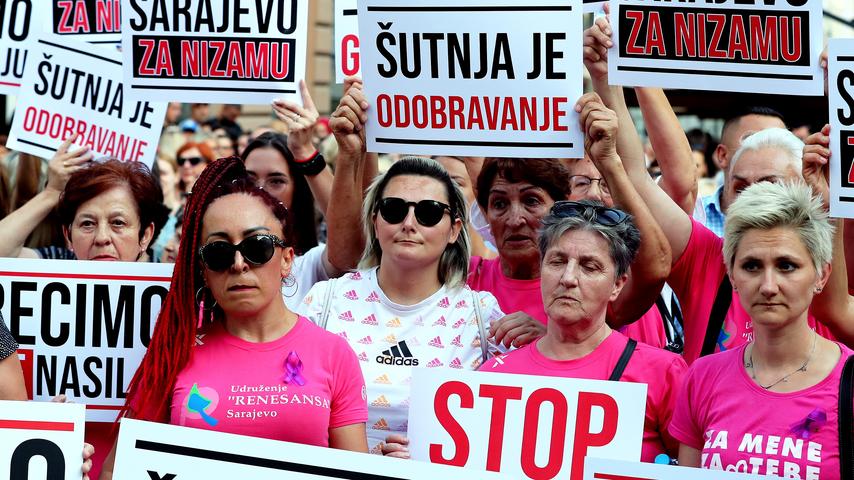 Duizenden BosniÃ«rs protesteren na livestream moord op ex-vrouw