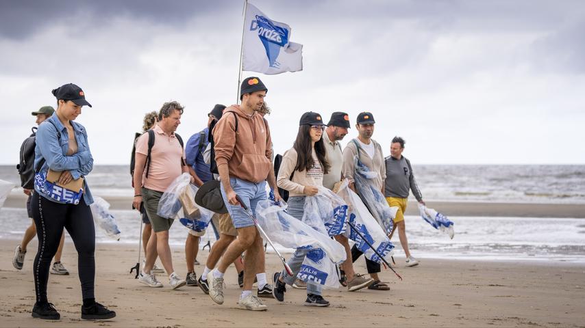 Duizenden kilo's afval worden door vrijwilligers verwijderd van Nederlandse stranden