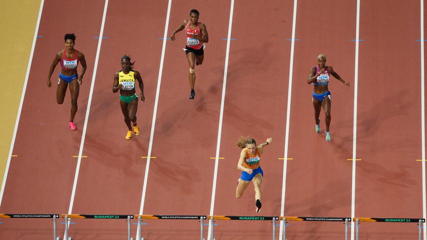 Femke Bol baalt van spanning na WK-goud: 'Was bang in laatste 30 meter'