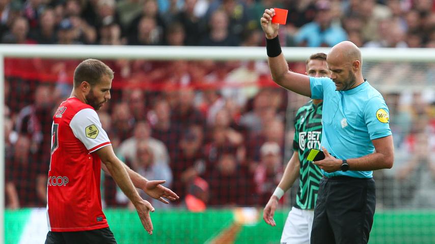 Feyenoord-trainer Slot toont begrip na rode kaart voor Nieuwkoop: 'Ik dacht wel: oh, chips!'