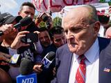 Giuliani, ex-advocaat van Trump, beschuldigt stembureau ten onrechte van fraude.