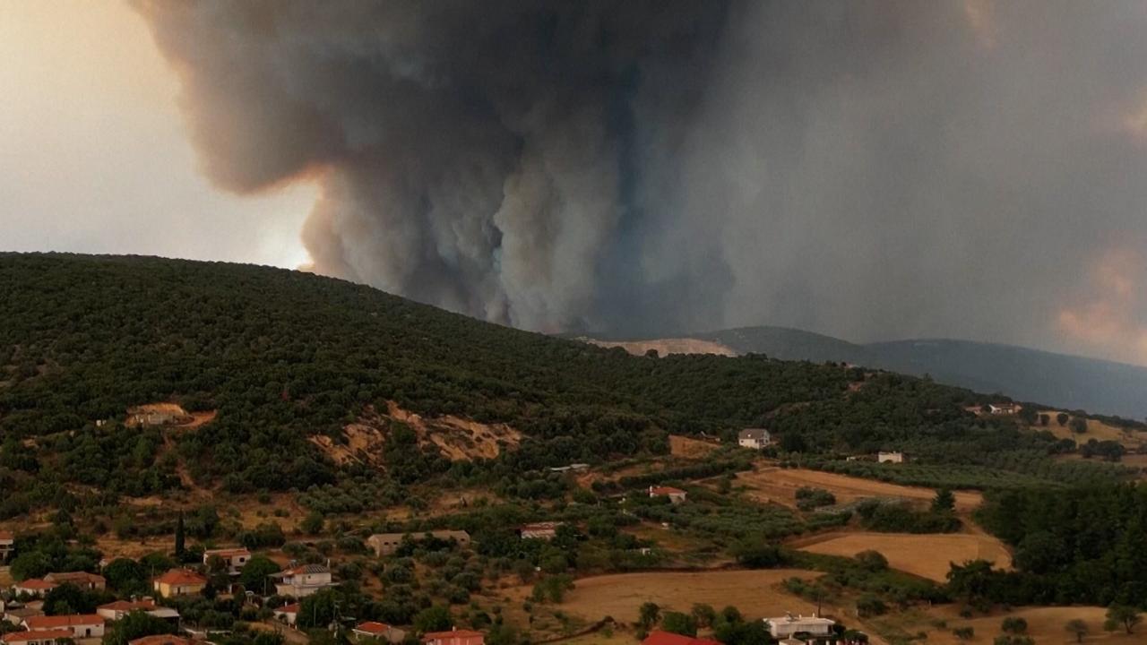 Griekenland verstrekt extra hulp bij natuurbrand die al bijna twee weken duurt.