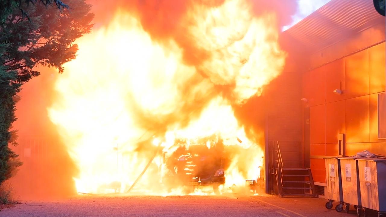 Grote brand bij Albert Heijn in Haarlem onder controle, bewoners mogen terugkeren naar woning