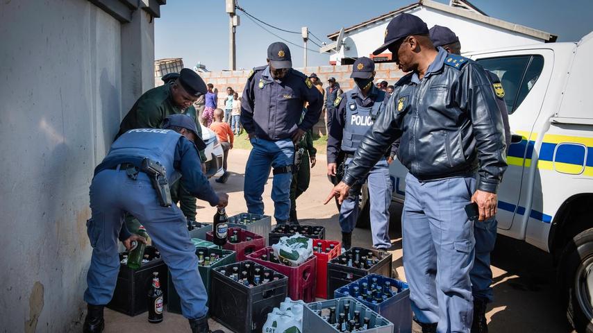 Het optreden van de politie in Zuid-Afrika lijkt op een theaterstuk: 'Het lijkt wel oorlog!'