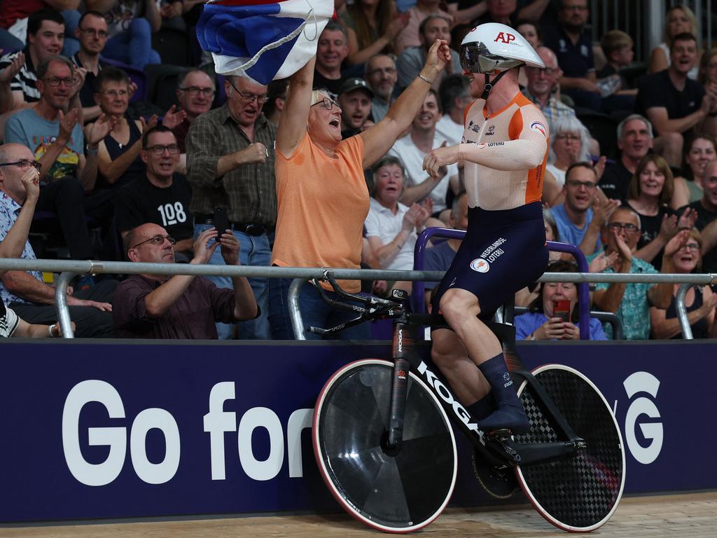 Hoogland wint wereldtitel tijdrit voor derde jaar op rij