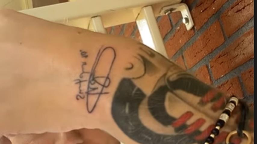 Mart Hoogkamer laat een Tatoeage met Wesley Sneijder's Handtekening op Zijn Arm Zetten