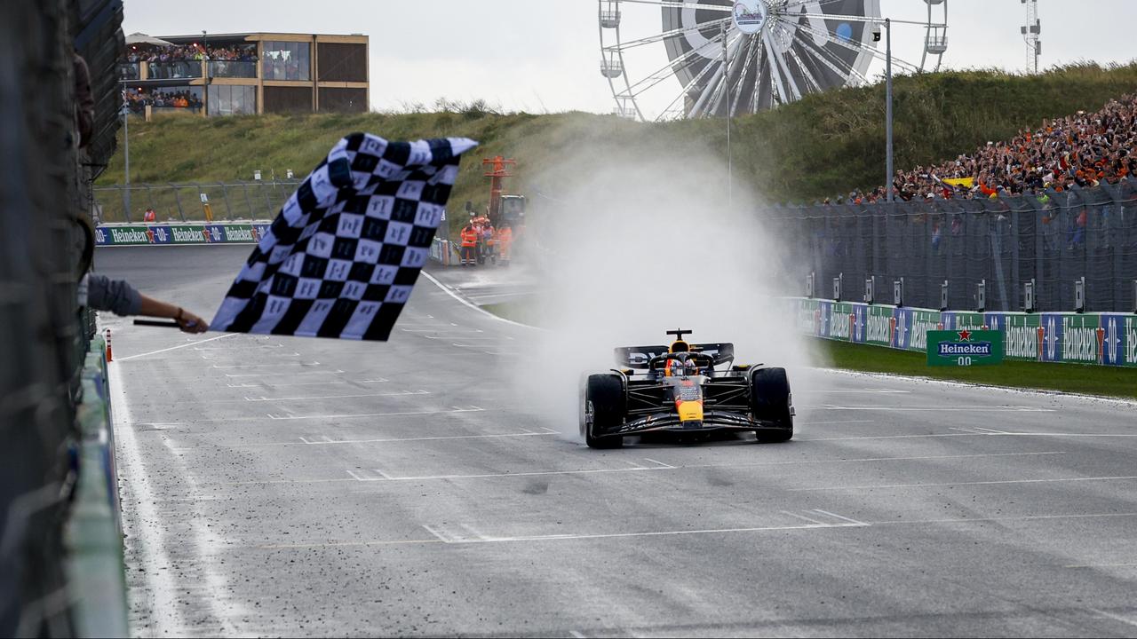 Max Verstappen geniet van overwinning en sfeer in Zandvoort: ‘Het is ongelooflijk’