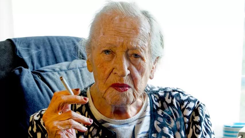 Neeltje (90) moet stoppen met roken in verzorgingshuis: een verplichting voor bewoners