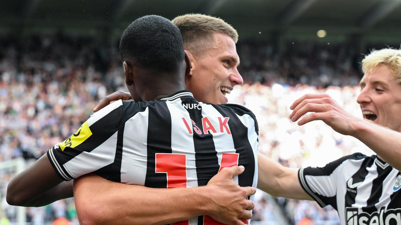 Newcastle wint dankzij assist Botman, debuut Kluivert en Danjuma tegen Aston Villa