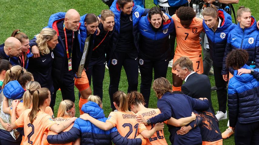 Oranje worstelt in zicht van opgeluchte Jonker: 'Af en toe met de billen tegen elkaar'