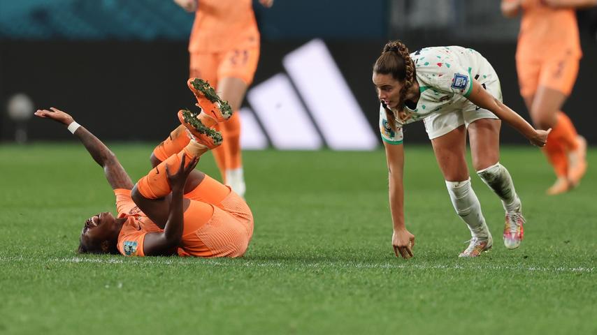 Oranjespits Beerensteyn huilt na ernstige blessure: ‘Was ik maar niet geblesseerd geraakt!’