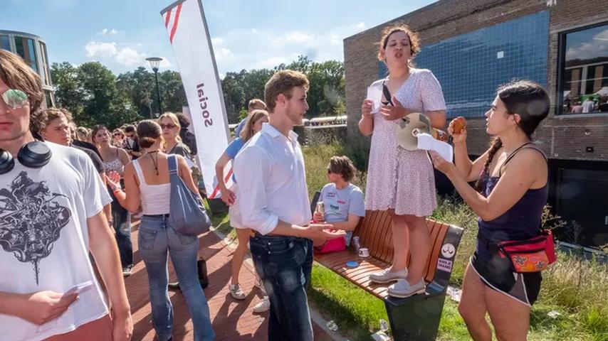 Rechts-nationalistische studenten worden lastiggevallen op intromarkt