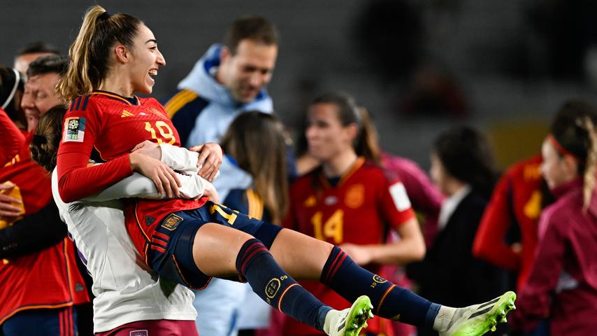 Spaanse voetbalsters in tranen na bereiken WK-finale: 'Dit team kan alles aan!'