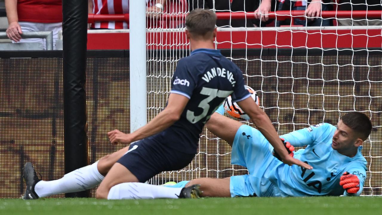 Spurs verliezen met eigen goal van Van de Ven in ongelukkig debuut