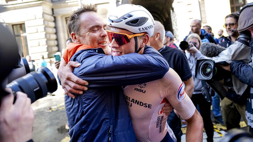 Van der Poel maakt opnieuw geschiedenis in de wielersport: 'Zat met tranen in de ogen in de auto'