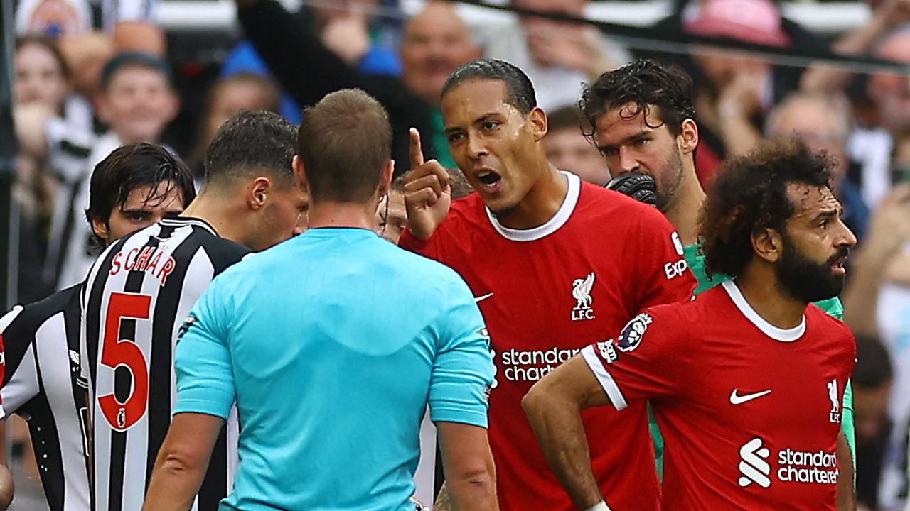 Van Dijk dreigt met forse schorsing na rode kaart en woedeaanval op arbiter