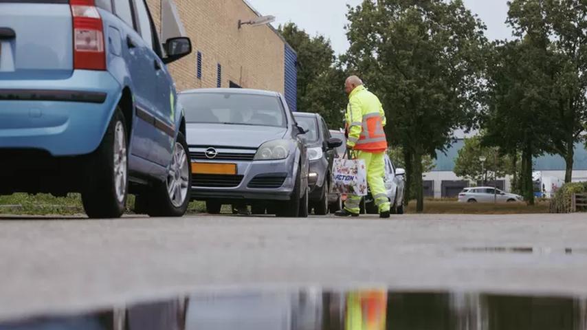 Verkeersregelaars staan deze dagen urenlang in de regenweer.