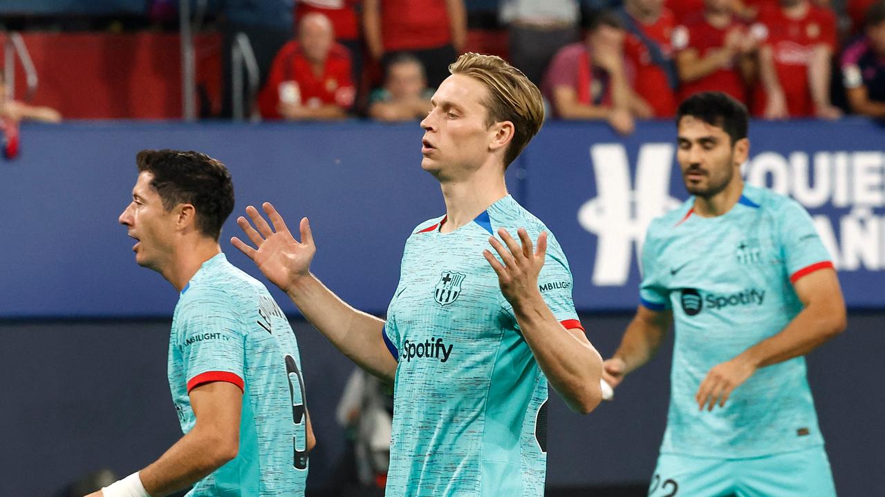 Frenkie de Jong leidt FC Barcelona naar benauwde overwinning.