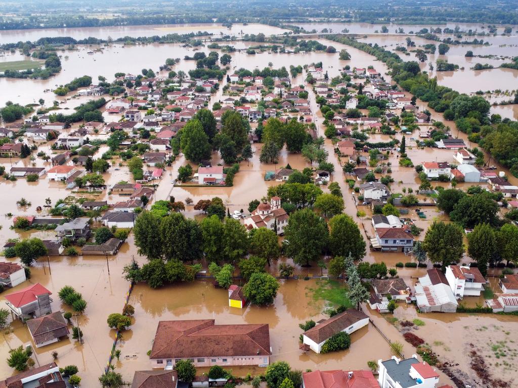 Griekse bewoners wachten op daken op hulp na zware storm