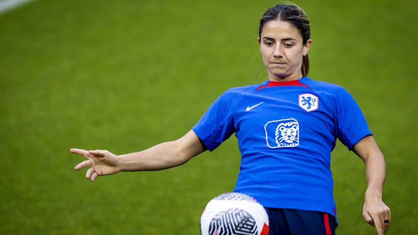 Jonker vraagt zich af of de Trainer goed is na het schieten van druk Oranje bij het spelen.