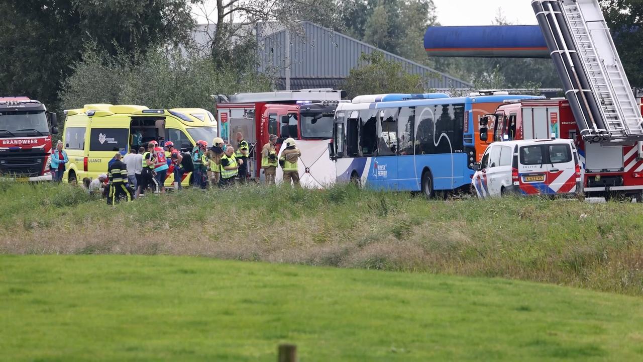 Massale aanwezigheid van hulpdiensten na botsing tussen lijnbus en taxi in Friesland