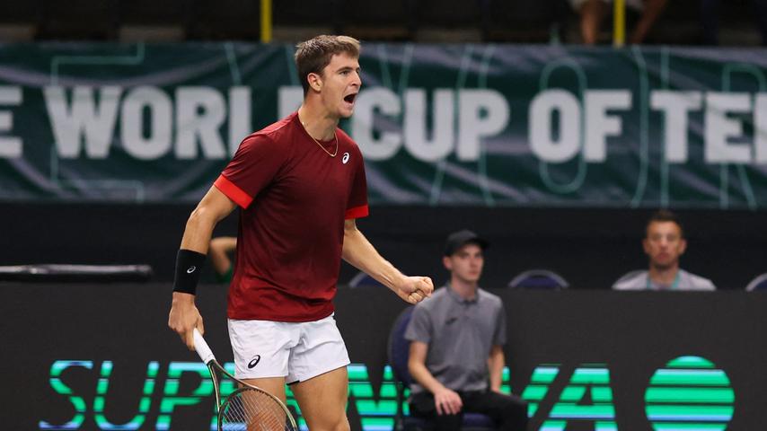 Nederland neemt voorsprong op Kroatië in Davis Cup dankzij Sander Arends' overwinning op Van de Zandschulp