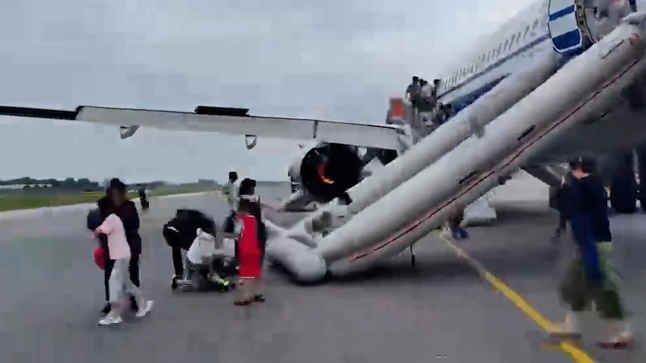 Passagiers evacueren via noodglijbaan van Air China-vliegtuig na motorbrand