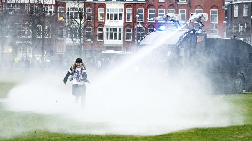 Politie gebruikt waterkanon bij protesten: zo werkt het kort geding om waterwerpers