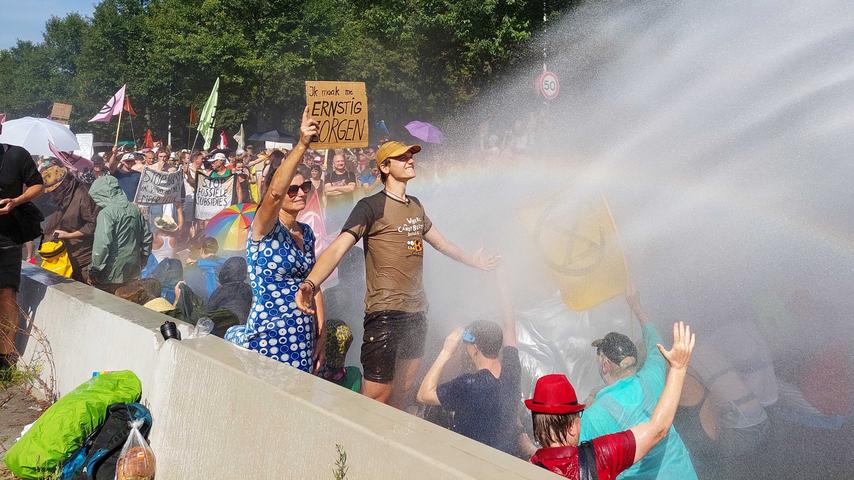 Politie gebruikt waterkanonnen bij klimaatprotest XR op A12 in Den Haag