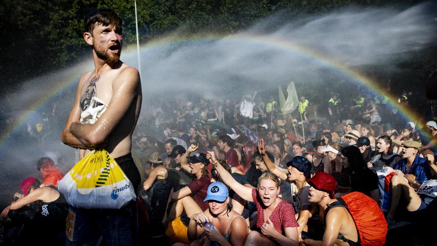 Politie heeft afvoer demonstranten klimaatprotest afgerond, A12 blijft gesloten