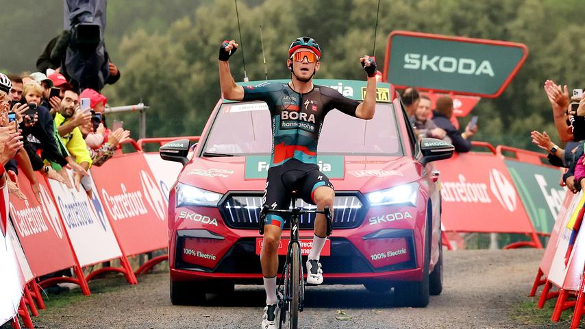 Primoz Roglic wint Vuelta-finale door moddervloed, terwijl Remco Evenepoel tijd verliest