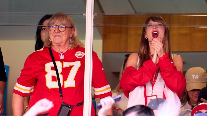 Taylor Swift en Moeder van Travis Kelce Vrolijk Samen op Tribunes: Is Er Liefde in de Lucht?