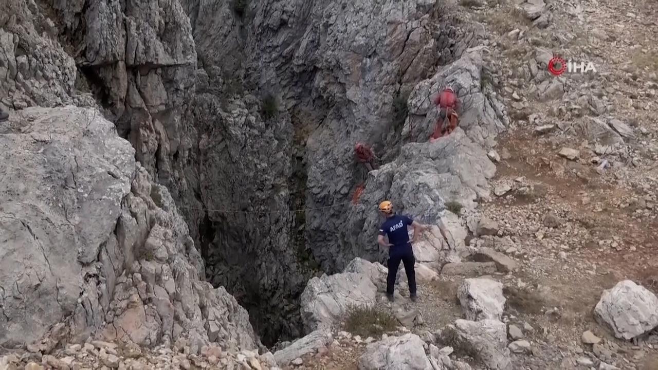 Turkse reddingsactie voor man die al dagen vastzit op 1 kilometer diepte in grot