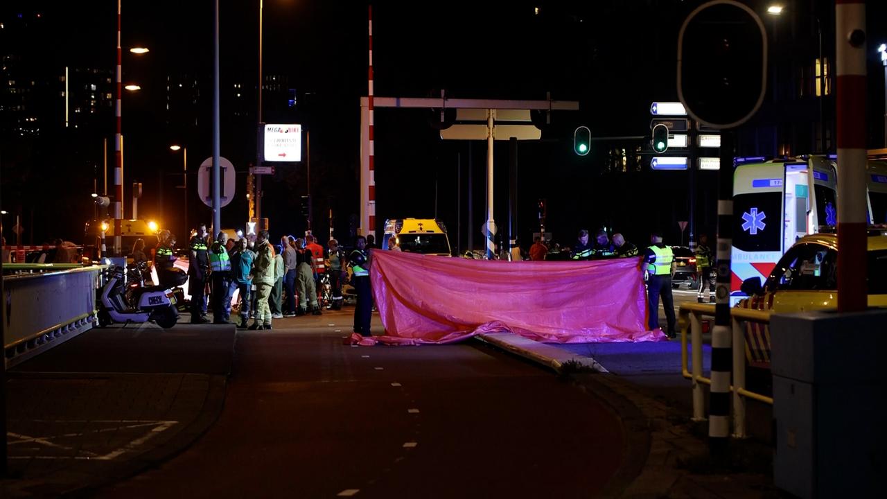 Twee doden na aanrijding met trein bij station Rotterdam Blaak, bestuurder doorgereden.