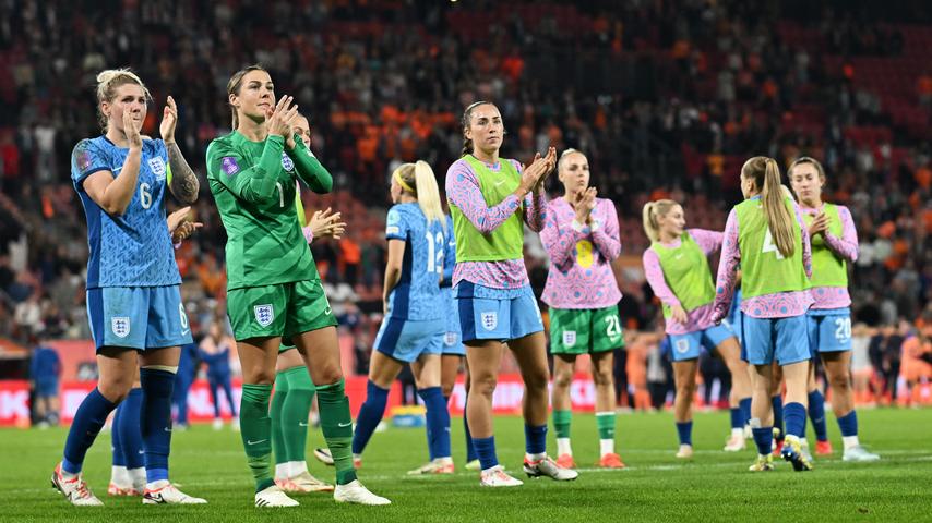 Wiegman teleurgesteld na buitenspelgoal tegen Nederland: 'Hele stadion zag het'