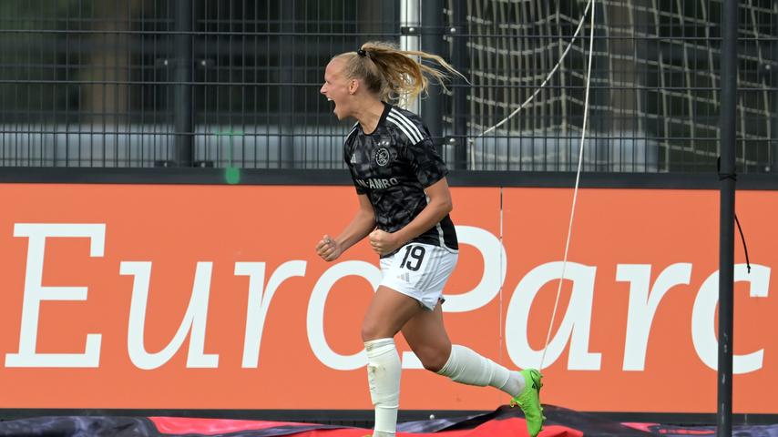 Ajax Vrouwen wint Klassieker bij hekkensluiter Feyenoord