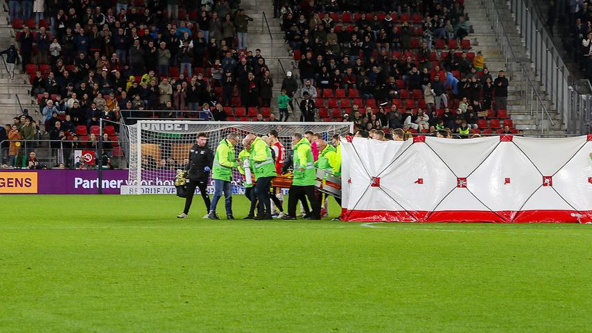 Bas Dost lijdt aan blackout tijdens AZ-NEC: wedstrijd gestaakt, spits hersteld