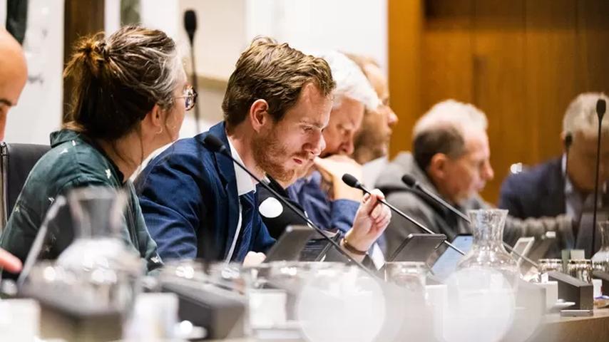 Bewoners verbijsterd over knalgele isolatieplaten op hoekwoning