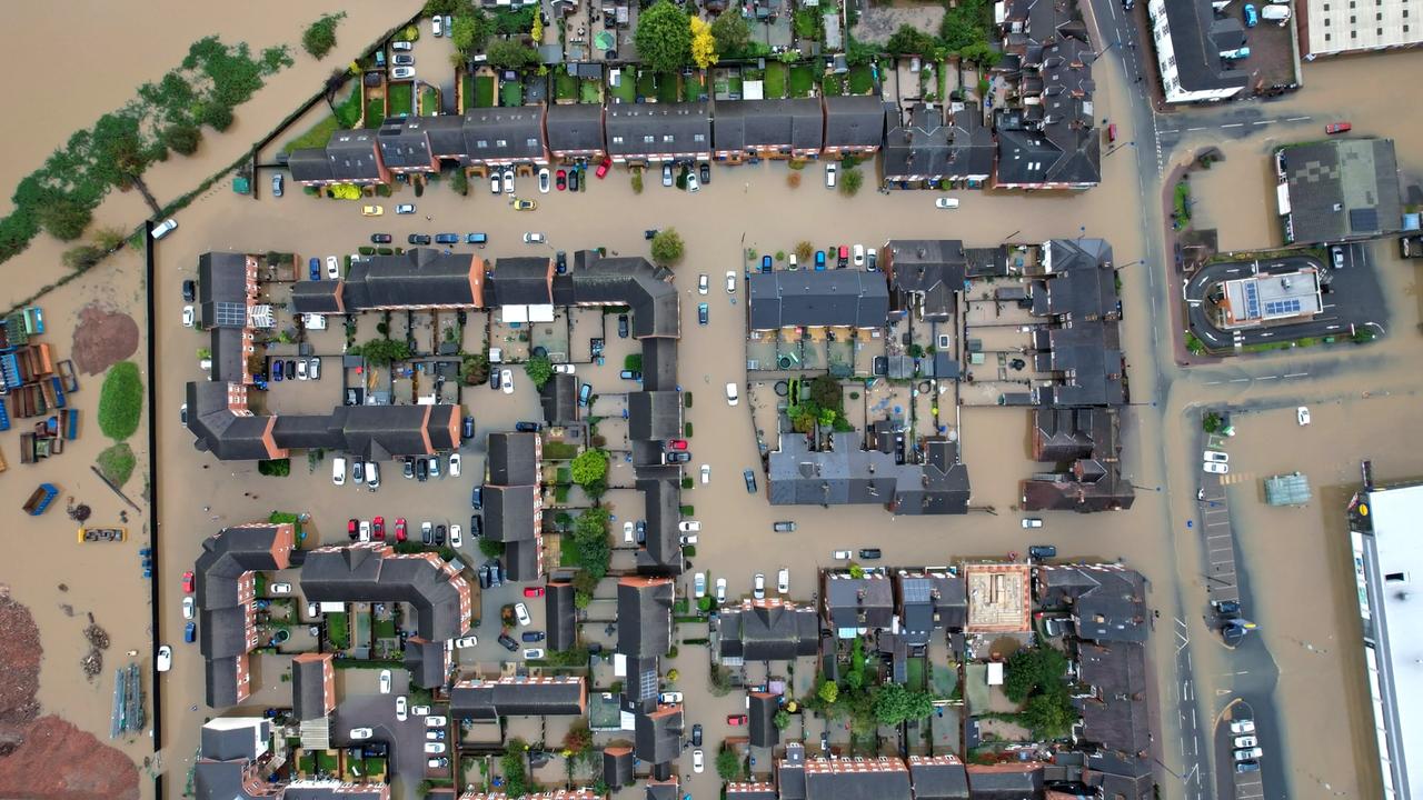 Droneopname laat overstromingen door storm Babet in VK zien