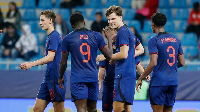 Jong Oranje wint door doelpunten van Meijer en Hansen opnieuw in EK-kwalificatie