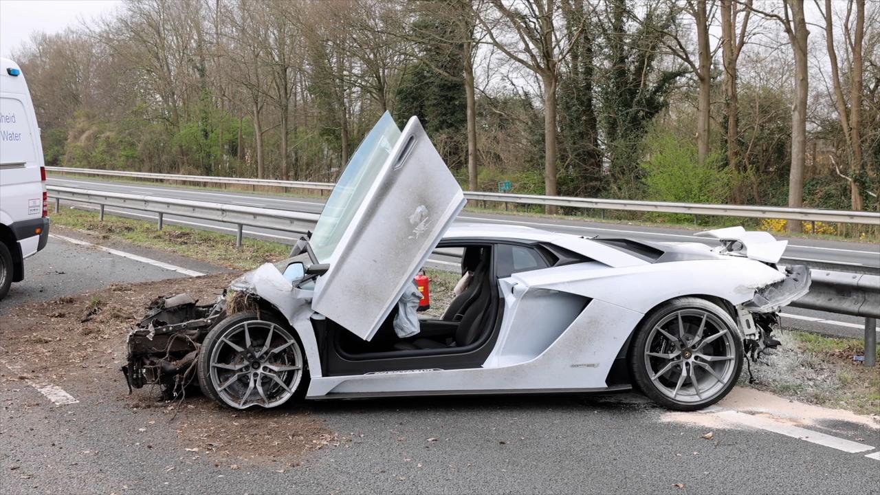 Lamborghini reed volgens politie meer dan 260 kilometer per uur en belandde in vangrail