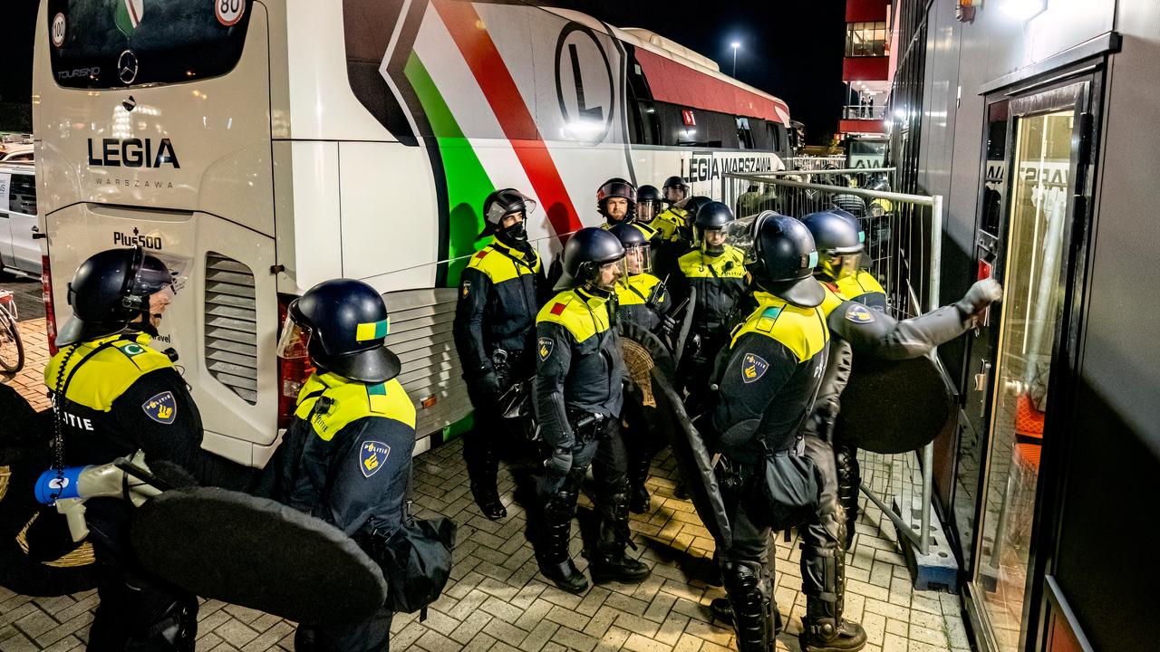 Legia Warschau-voorzitter in botsing met ME bij spelersbus na wedstrijd tegen AZ