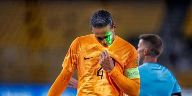 Oranje weerstaat laserpennen en dramatisch veld: 'Lagen er steentjes op?'