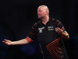 Raymond van Barneveld snel klaar op EK darts: ‘Bij ingooien was het nog 140, 180 en 140’